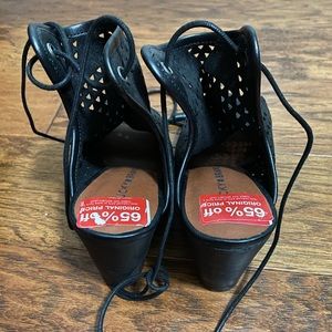 Lucky brand shoes. Never worn! tie in the back